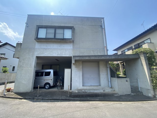 シャッター付きの収納・車庫スペースを備えた機能的な造り。プライベート感あふれる空間設計です
