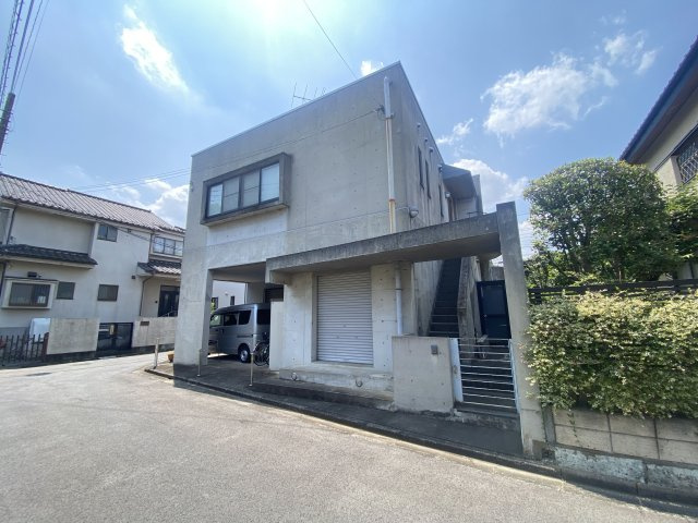 立体感のあるモダン建築。周辺の落ち着いた街並みと調和しながら、唯一無二の存在感を放ちます
