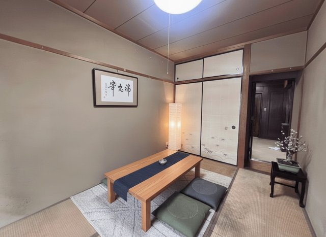 押入付きの和室　※本画像はAIによる家具配置です。実際の仕様とは異なる場合があります。リフォームのご相談も承ります。