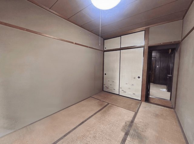 押入付きの和室　※本画像はAIによる家具配置です。実際の仕様とは異なる場合があります。リフォームのご相談も承ります。