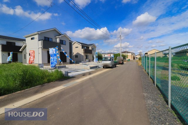 【前面道路】現地完成写真。道幅や駐車など、ご確認ください。
