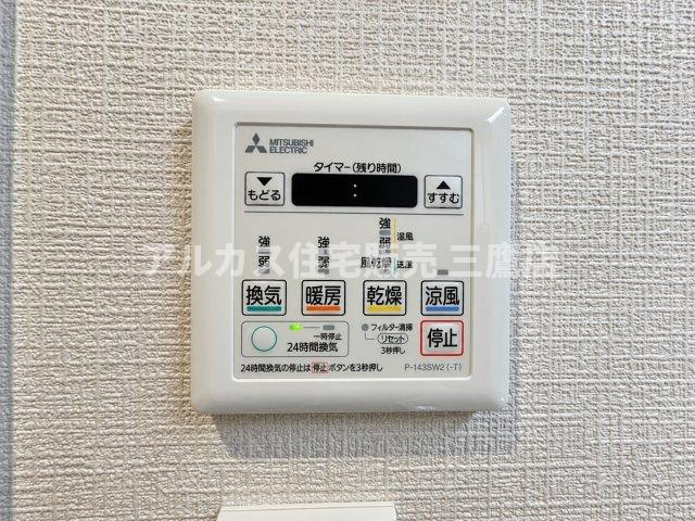 浴室換気暖房乾燥機の操作パネルです。換気、暖房、乾燥、涼風などの多彩な機能が搭載されており、快適なバスルーム環境をサポートします。