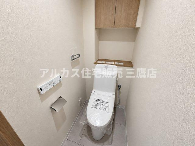 上部に収納棚を備えた、落ち着きのあるトイレスペースです。お手入れしやすいコンパクトな設計となっています。　　　