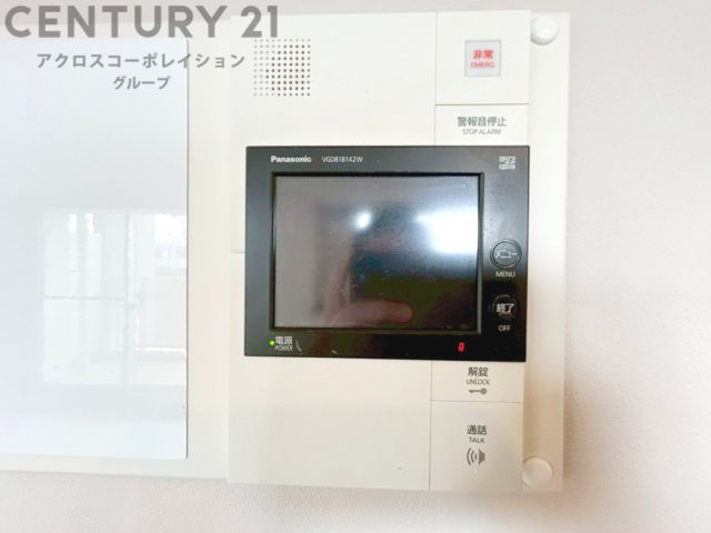 訪問者が来たときにテレビ画面で確認できるため、安心してドアを開けられます。録画機能があるものもあり、留守中に来訪者を記録しておくことができます。利便性が高く、セキュリティ面でも安心です。