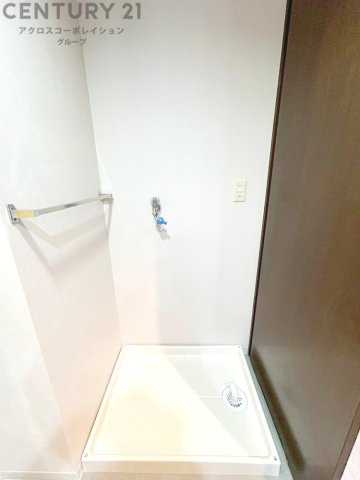 洗濯物の仕分け作業がしやすく、整理整頓が容易になります。洗濯音や湿気を他の部屋に持ち込まず、生活環境を快適に保ちます。上部を活用すれば収納スペースを確保でき洗剤や洗濯用品の整理もしやすくなります。