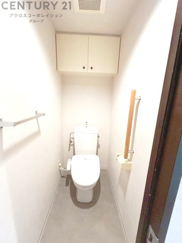 温水洗浄便座付トイレは温水洗浄機能により、暖かい水でおしりを洗浄することができ、冷たい水を使う従来の便座に比べ、温水洗浄機能で暖かいトイレを提供し、快適な使用を可能にします。