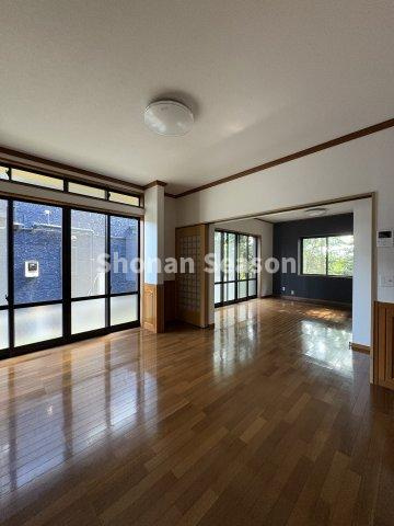 壁・天井のクロスは新規貼替を行っております。