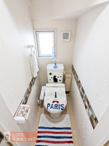 窓付きのトイレスペース。換気環境も良好です。
