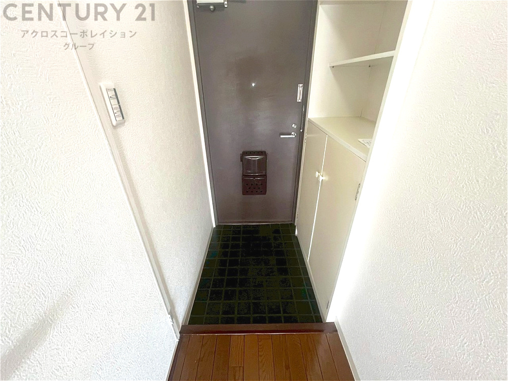 大きな玄関収納付きの玄関です　家族皆様の履物をしっかり収納できます　