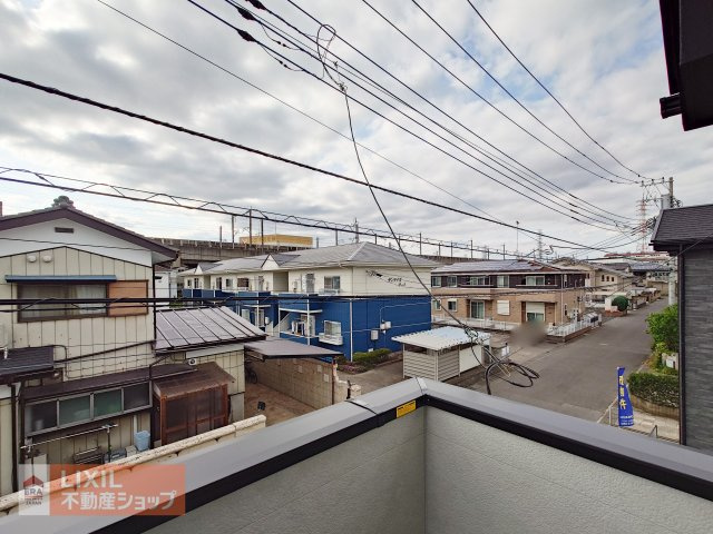 【建物からの眺望】現地完成写真。バルコニーからの景色。十分な間隔が確保されております。