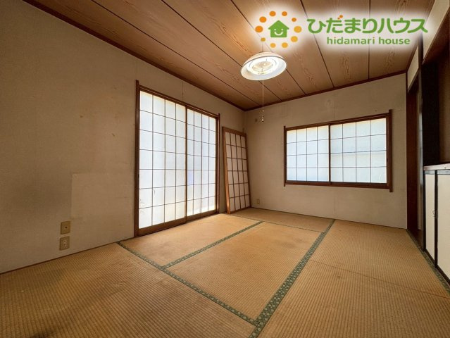 6帖の和室です！畳の香りが心地よく、お仕事の合間のちょっとした休憩や、お子様のお昼寝スペースとして重宝します！玄関ホールから出入りできるので客間にもピッタリです◎