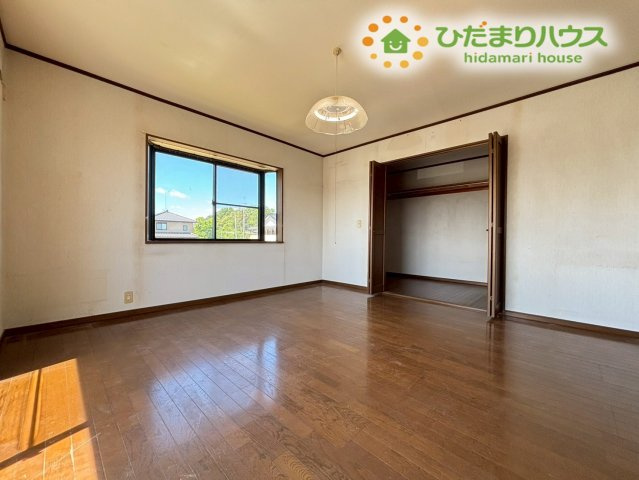 2階の広々とした洋室です！大きな窓から心地よい風が通り抜け、寝室として使えば毎朝気持ちよく目覚めることができます！8帖あるので大きなベットも置けますね(-ω-)/