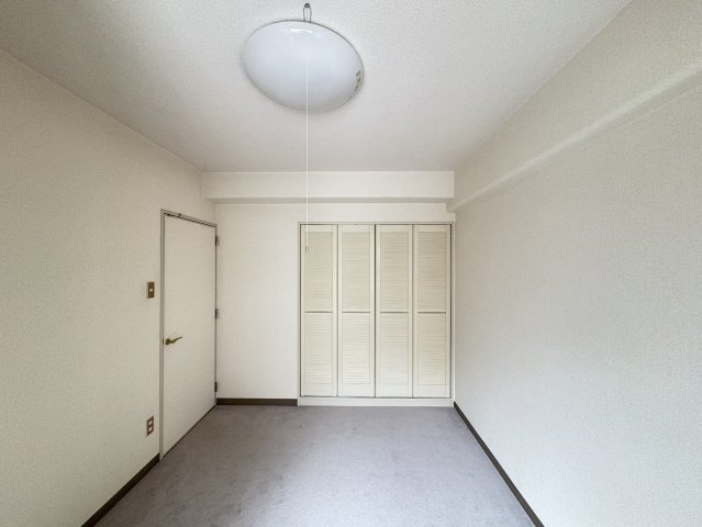 すっきりとしたデザインの洋室には、折れ戸タイプのクローゼットを完備。洋服や荷物をすっきり収納でき、室内を広く使えます。寝室やプライベートルームとして、幅広い用途に対応できる一部屋です。