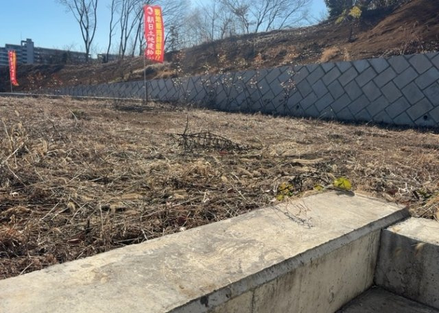 土地の形が極端に長細かったり、狭小地、あるいは道路との高低差がある傾斜地だった場合、後々売ろうとしても買い手がつかない場合もあります。後々、売却することになった時に価値の下がらない土地を選びましょう。