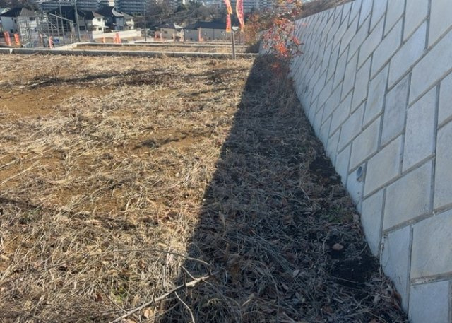 土地の前の道路に消火栓が設置されていることがあります。この場合、道路交通法第45条第1項により、駐車禁止の場所が指定されています。そのため、車庫などの駐車スペースをつくることができない場合があります。