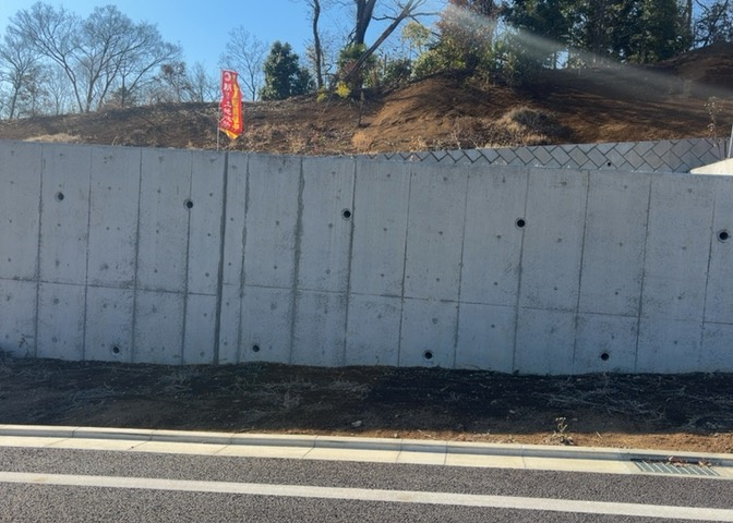 土地購入を検討されている場合、境界杭がない状態で購入してしまうと境界確定測量をする必要があり、費用がかかります。購入の前に、売主、隣土地所有者立ち合いのもと境界を確定し境界杭を設置するのがベストです。