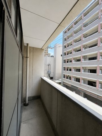 開放感のあるバルコニーで心地よい風を感じられます