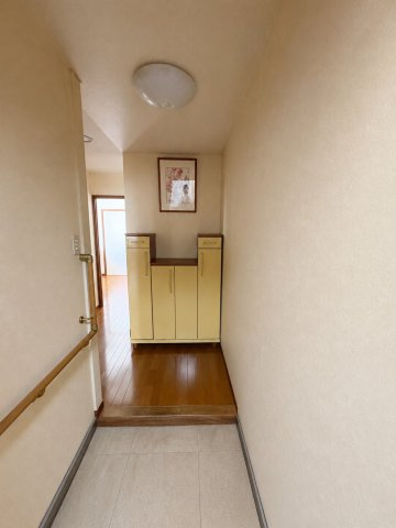 ご家族やお客様を迎える明るい玄関です