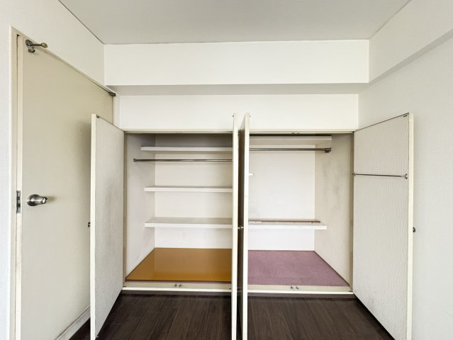 両開きタイプのクローゼットはハンガーパイプと棚を備え、衣類や小物をすっきり整理可能です。左右で用途を分けて使えるため、収納力も十分です。室内を広く使える機能的な収納スペースとなっています。