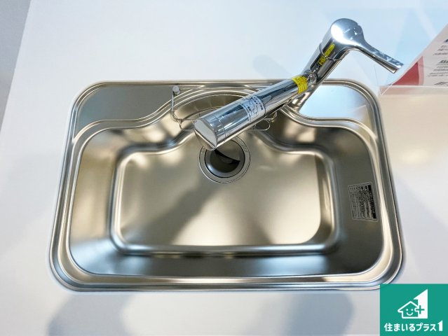 蛇口の先端に浄水器を内蔵しています！原水と浄水、お湯と冷水、シャワーの切替えがワンタッチなので用途によって使い分けられます。