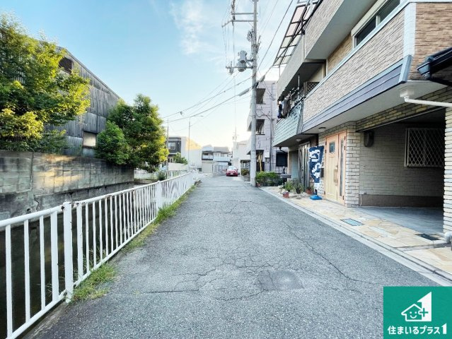 周辺は閑静な住宅街！前面道路広々で車の出し入れも便利です。駐車が苦手な方でも安心して車庫入れできます！
