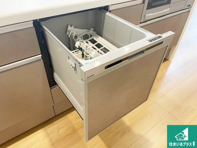 食事後の一仕事、食器洗いをボタン一つでお任せできちゃいます！場所を取らないビルトイン式なので、お料理スペースもしっかり確保！
