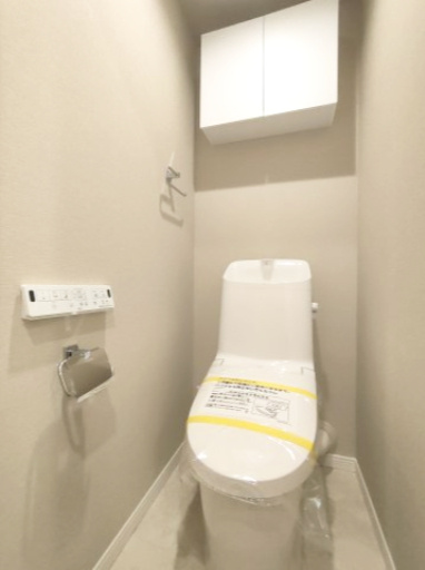 【トイレ】　洗浄機能付きトイレ。上部には収納付で、トイレットペーパー等、買い置きもしやすそうです。