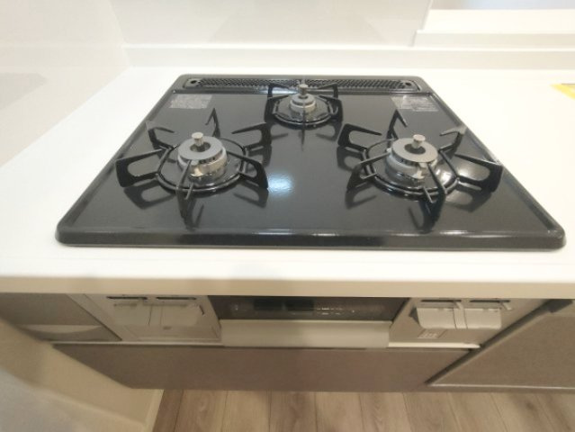 【3口コンロ】　3口コンロ、グリル付きでお料理のレパートリーも増えそうです。