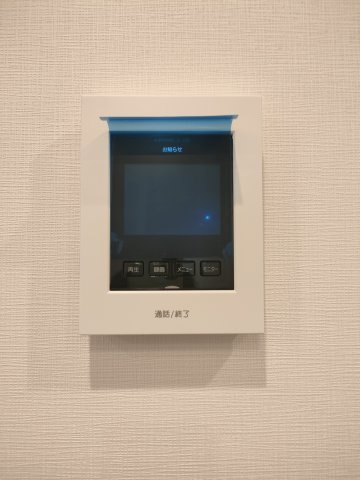 【TVモニター付きインターフォン】　訪問者の顔を見ることができるので、安心してドアを開けられます。