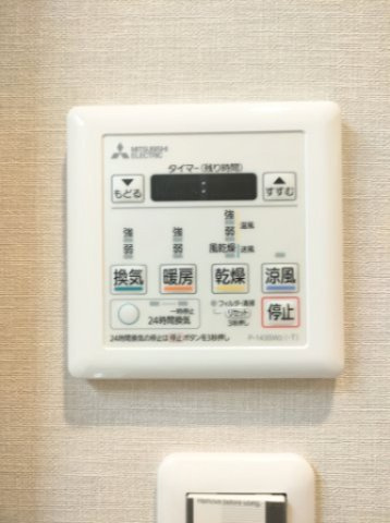 【浴室乾燥機】　冬場の冷え込む浴室をあたためたり、梅雨時の洗濯物を乾かしたりと、生活に便利な設備を備えております。