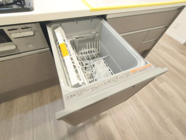 【食洗器】　手肌に優しく、家事の時短にもなる食洗機を完備。