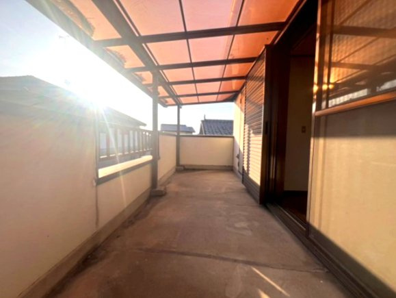 開放的で明るい空間を演出してくれるバルコニーです