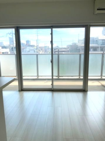 開口部が広く、爽やかな自然光が室内全体へ行き渡る明るいリビング空間