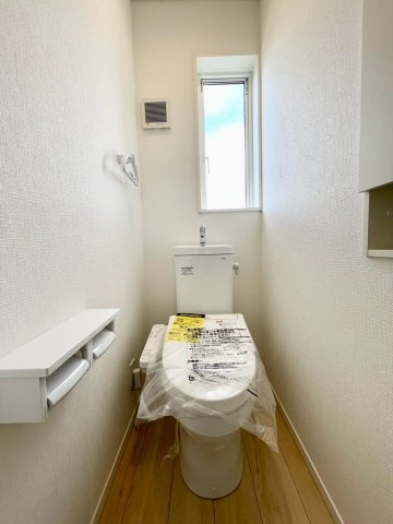 1、2階それぞれにトイレ完備！温水洗浄便座機能付きです♪　3号棟