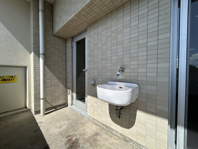 外部水栓とシンクが備え付けられており、掃除やガーデニング、靴やアウトドア用品の洗浄などにも便利に活用できます。日当たりが良く明るい空間で、日常の家事スペースとしても使い勝手の良い設備です。