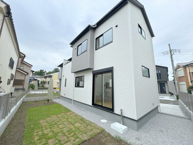 バーベキューやプール、園芸など様々な使い方ができるお庭でございます。便利な立水栓も完備しております。