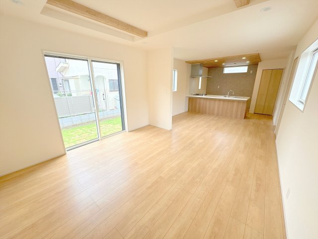 19.5帖の広々としたLDKとなります。折上天井により開放的な空間となっております。