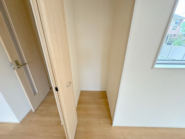 掃除機など収納しておきたい大型の家電製品などを収納できます。