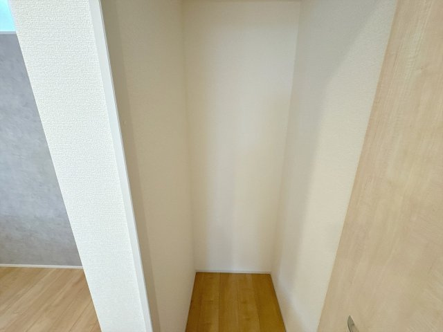キッチン横の収納になります。食材をストックしたりするのに便利です。