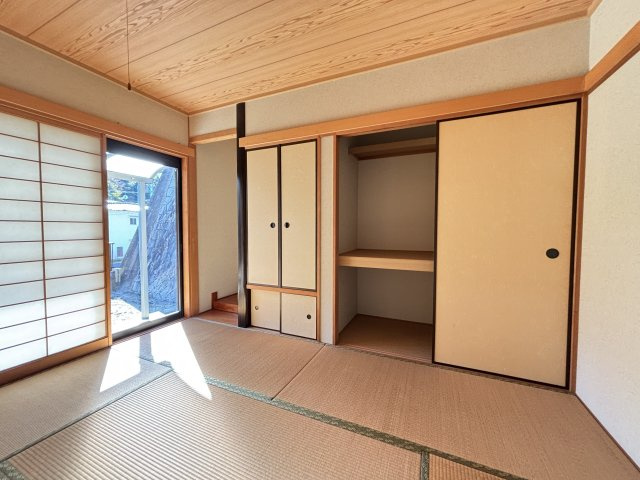 押入れ・仏間・床の間を備えた本格的な和室で収納力も充実した使い勝手の良い一室です。温かみある木目の天井と畳が落ち着いた雰囲気を演出し来客用や家族のくつろぎ空間としても最適。南側の窓から光が入ります。