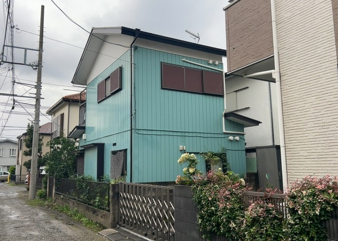 土地の形が極端に長細かったり、狭小地、あるいは道路との高低差がある傾斜地だった場合、後々売ろうとしても買い手がつかない場合もあります。後々、売却することになった時に価値の下がらない土地を選びましょう。