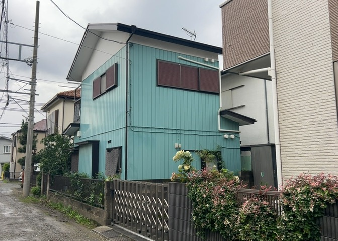 家を建てる場合、方位は要チェックです。現実的に日当たりのよい家ならばリビングは南側、建築基準法でも北側に当たる家への配慮は求められています。土地を見学に行く際は、方位磁針を持って行くようにしましょう。