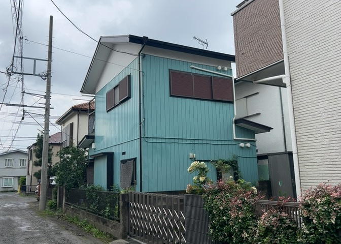 土地の前の道路に消火栓が設置されていることがあります。この場合、道路交通法第45条第1項により、駐車禁止の場所が指定されています。そのため、車庫などの駐車スペースをつくることができない場合があります。
