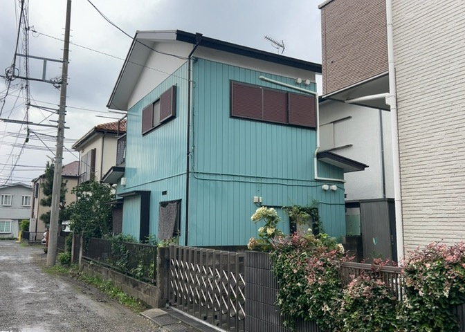 現地に行くなら、物件の周囲の地形がどうなっているかを見ることも大切です。周辺より低くなっている土地では、大雨などで水が集まりやすいため、地盤が弱くなっているということも考えられるため、注意が必要です。