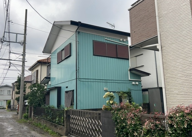 土地購入を検討されている場合、境界杭がない状態で購入してしまうと境界確定測量をする必要があり、費用がかかります。購入の前に、売主、隣土地所有者立ち合いのもと境界を確定し境界杭を設置するのがベストです。