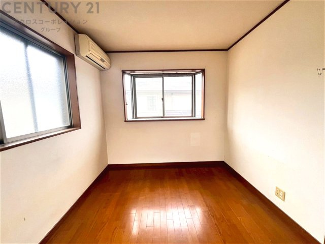 明るい色合いのフローリングとクロスを使用した洋室は家具やインテリアとも調和しやすく空間が広く感じられ開放感を生み出します。自然光を効果的に反射し、室内を明るく保つため、日中の照明使用を抑えられます。