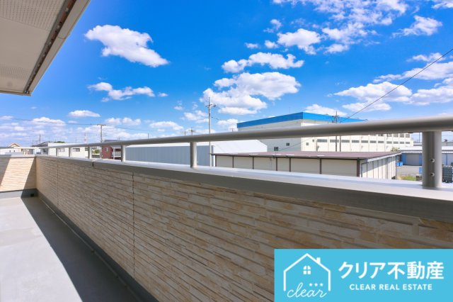 広々としたバルコニーは青空がよく見えて気持ちがいい♪
