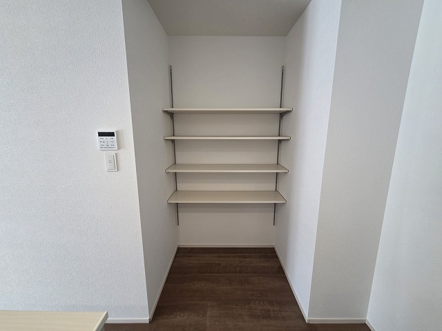キッチンには便利な収納（パントリー）があります