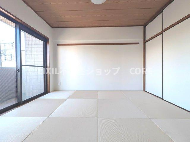 リビングには和室が隣接しています。小さなお子様のお休み場所としても活躍してくれる多目的な空間です。