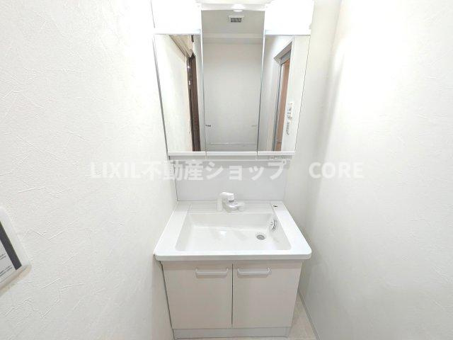 鏡の裏に豊富な収納量を確保した、三面鏡タイプの洗面化粧台。洗面室の整頓にも役立ちますね。